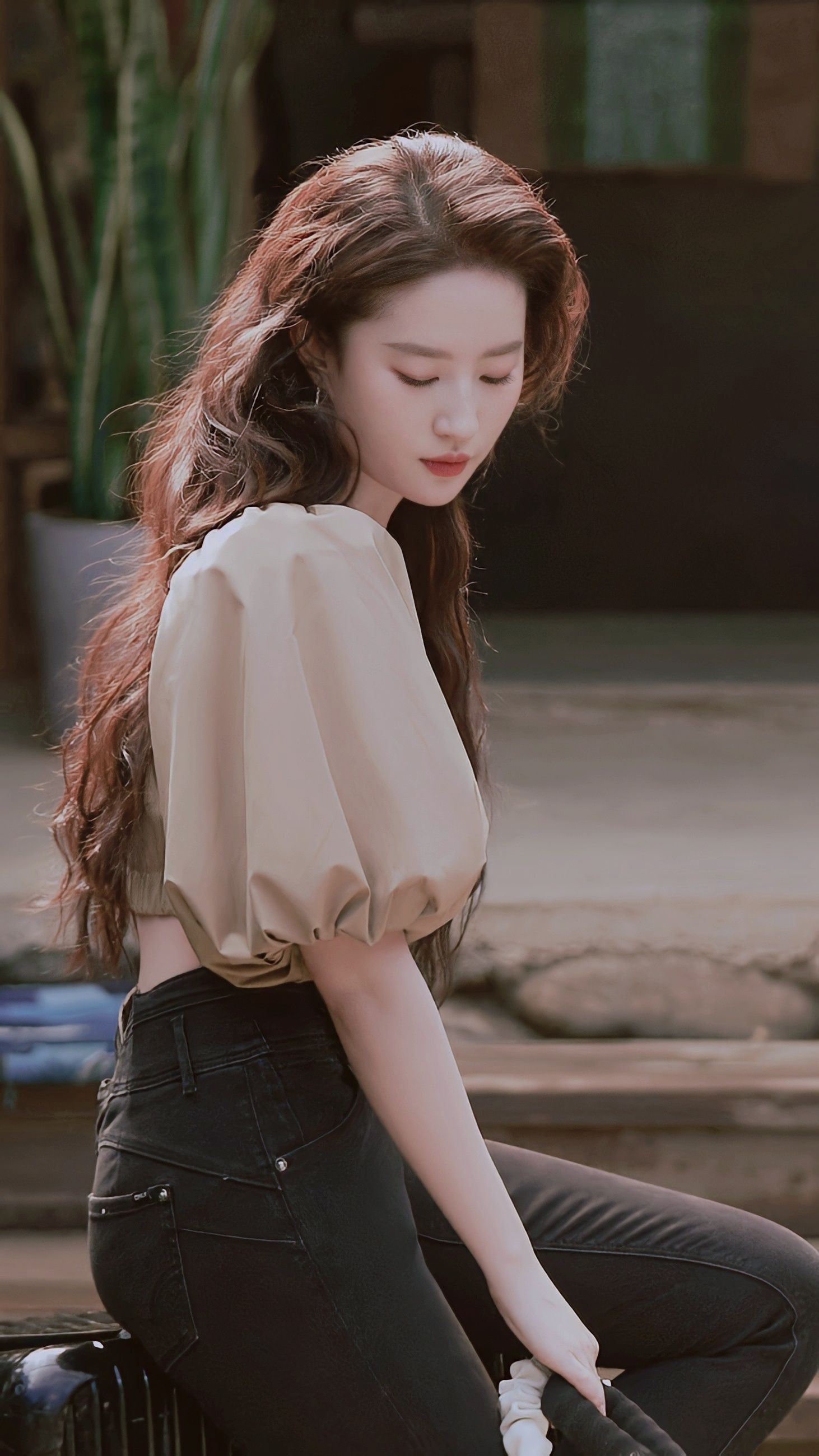 刘亦菲长发飘飘优雅恬静写真