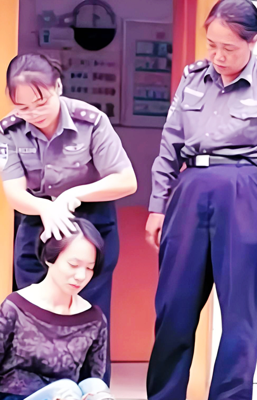 行刑前,脚铐要卸掉,双手被法式绳索绑住,以免失控施暴!