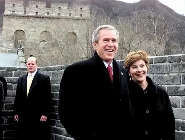 1975年老布什离开中国,饯行宴上邓公笑问:你是不是一直在监视我