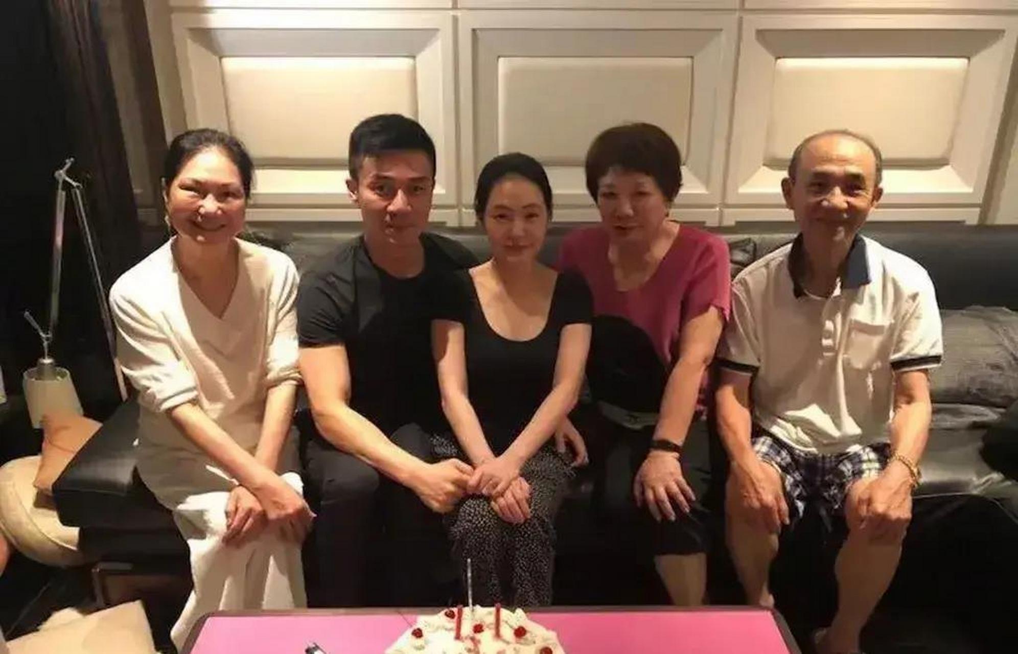 小s生日宴,老公许雅钧icon携爸妈和丈母娘出镜为老婆庆生!