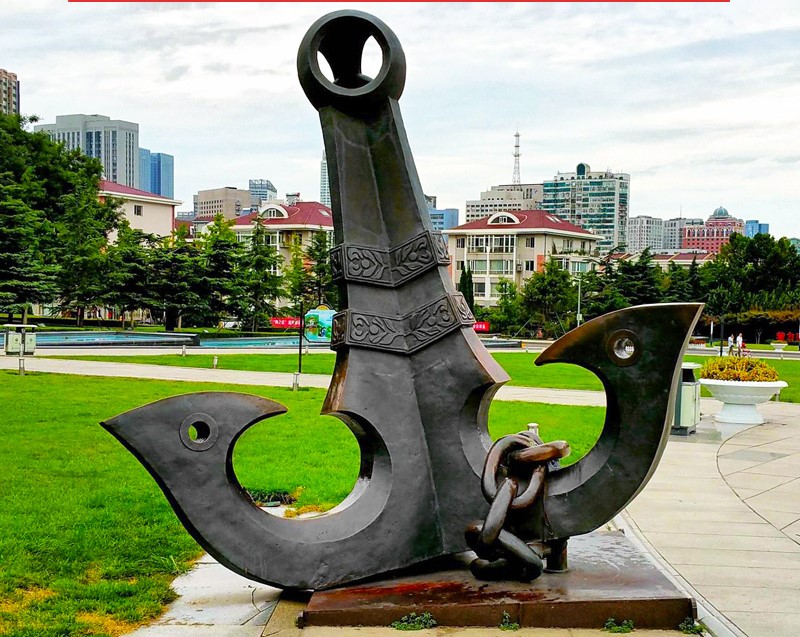 华丽的铜船锚雕塑-一艘特殊的漂流之舟