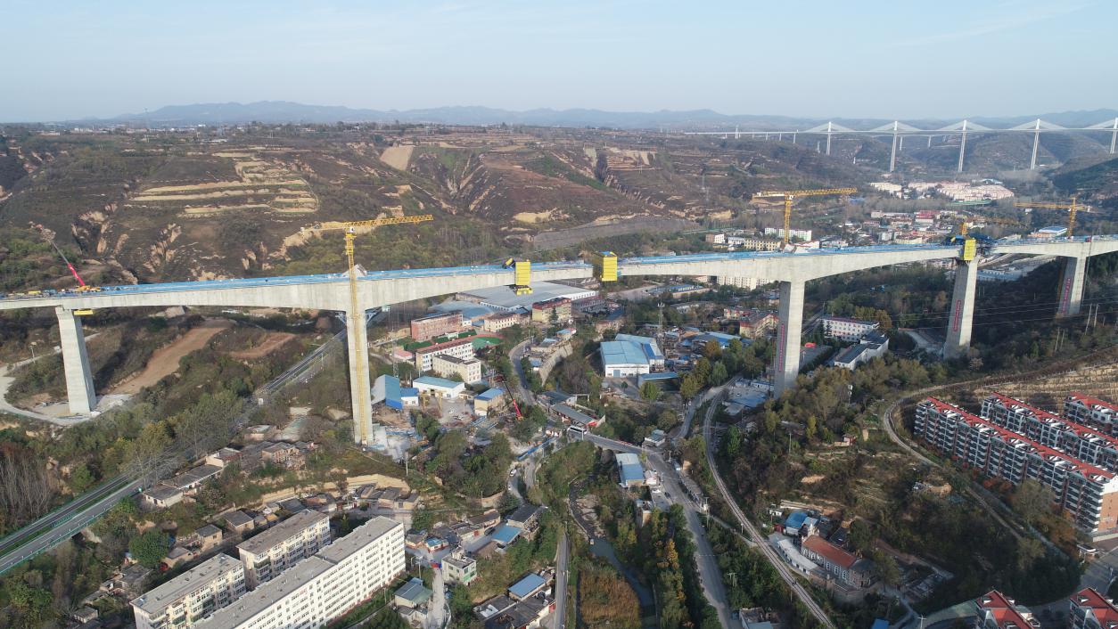 西延高铁"第一桥"王家河特大桥合龙