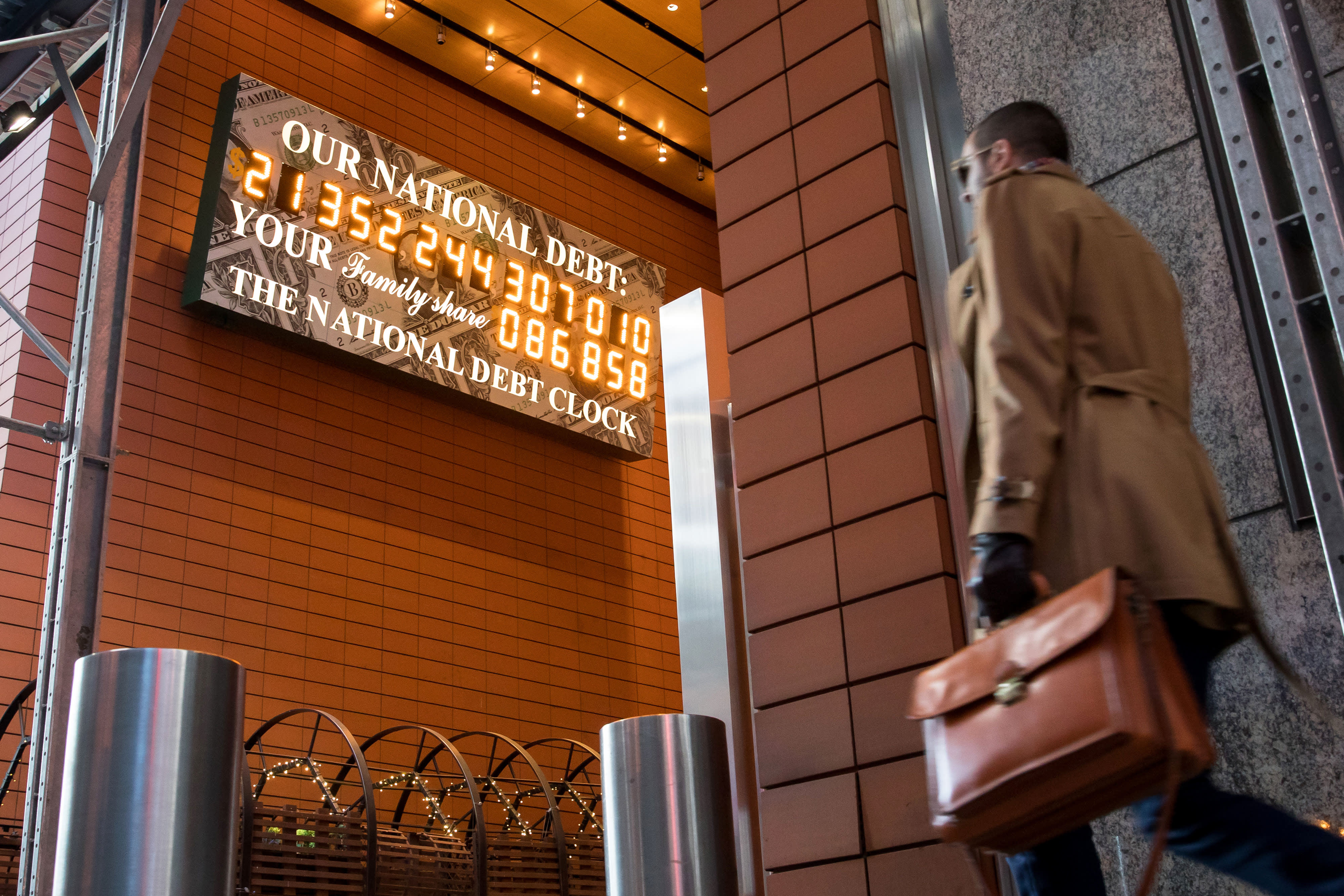 中国减持362亿美债,美媒:美债利息增加,美国gdp年化季率下降1.6%