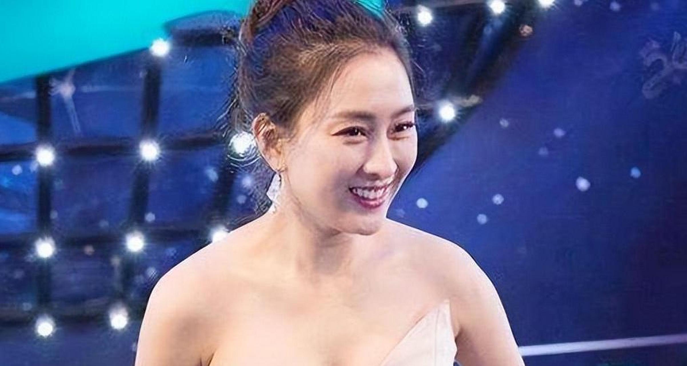 马苏在出席某次活动的晚礼服上可谓是尽显身材,抢眼的不仅仅是她那