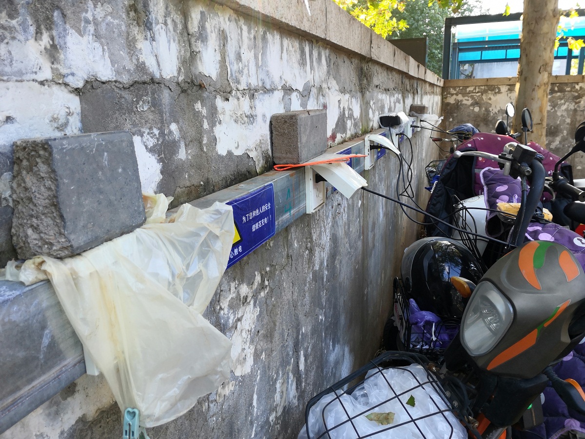 调查|露天的充电桩隐患重重,居民盼着安上雨棚踏实充电