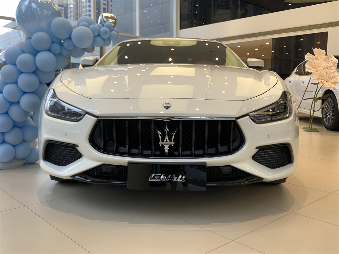 玛莎拉蒂吉博力 3.0tmodena实拍,矩阵式led大灯 19寸轮圈