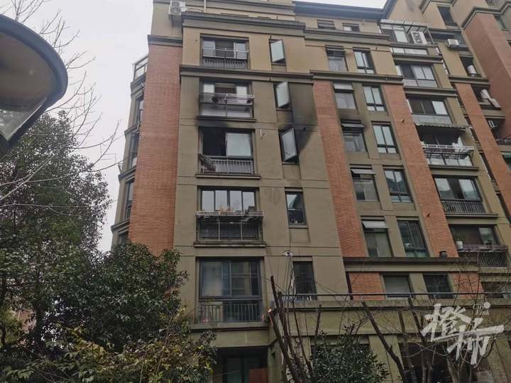 临平星桥桂花城一住户家中起火,有人当时听到了爆炸声.