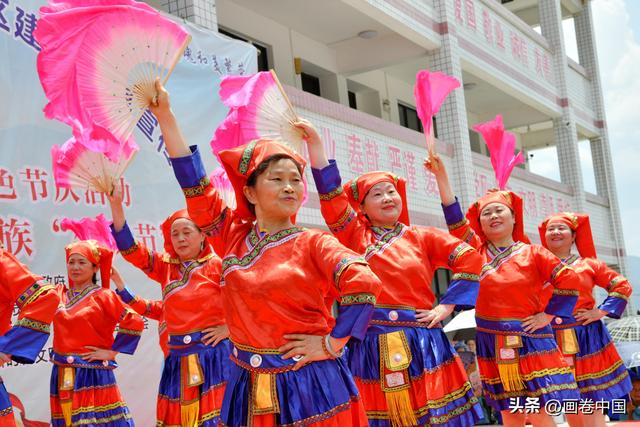 广西东兰:巴畴壮寨欢庆壮族四月八"牛魂节"