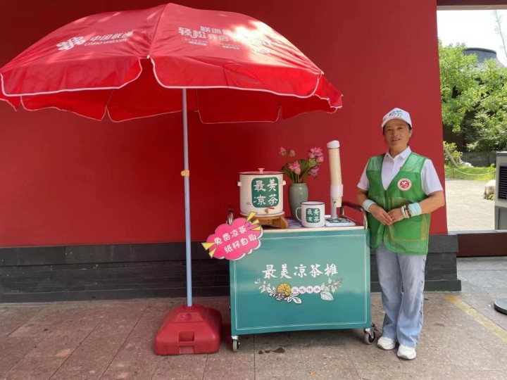 德寿宫红墙边开出"最美凉茶摊" 传承46年的故事怎样从1变成12?