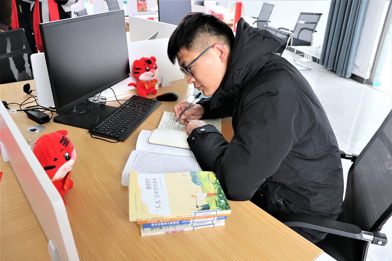 南通海门悦来镇:农家书屋送来"文化年货"