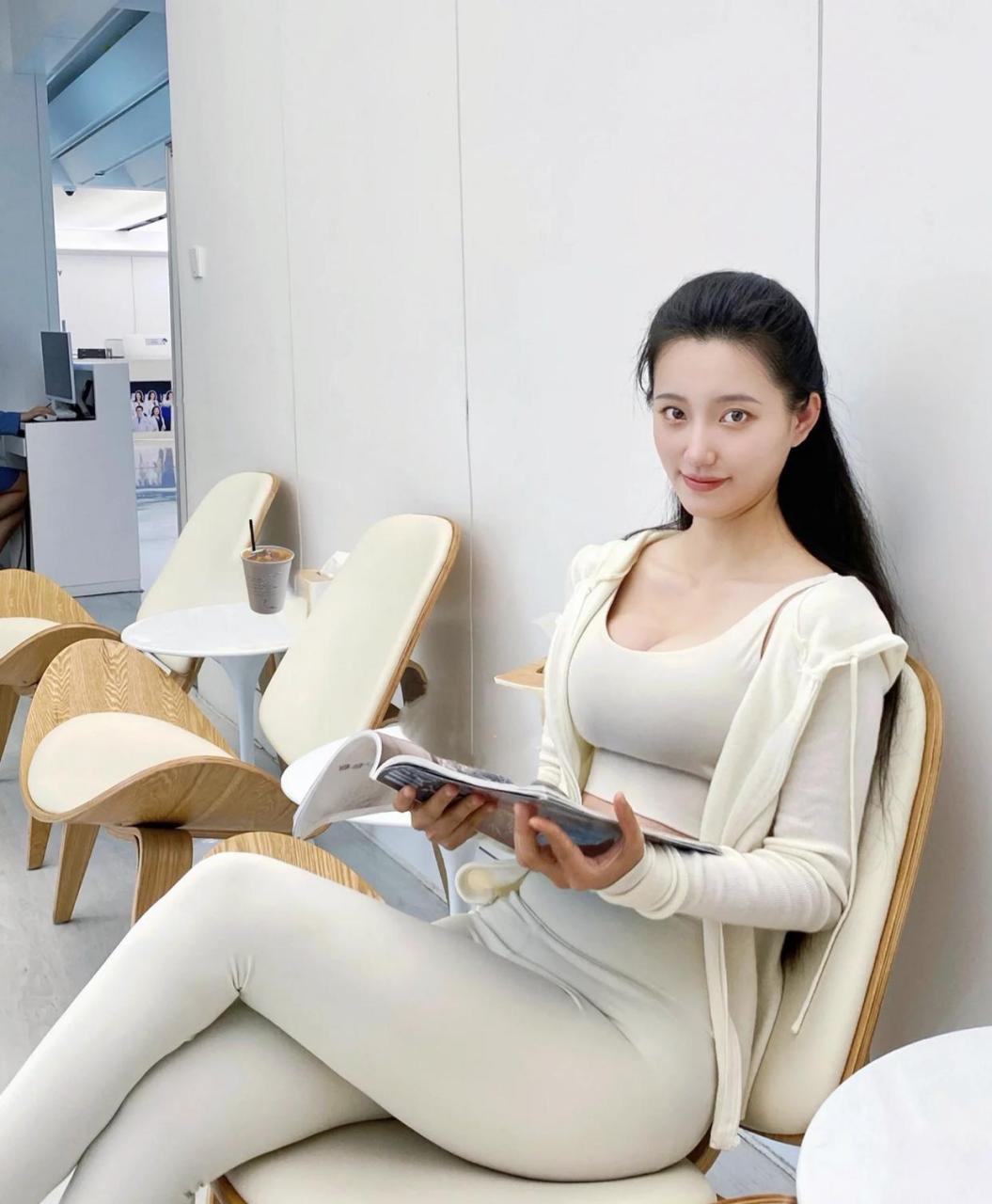 认真学习和认真工作的女人,真是越看越有魅力,你更喜欢哪一种类型?