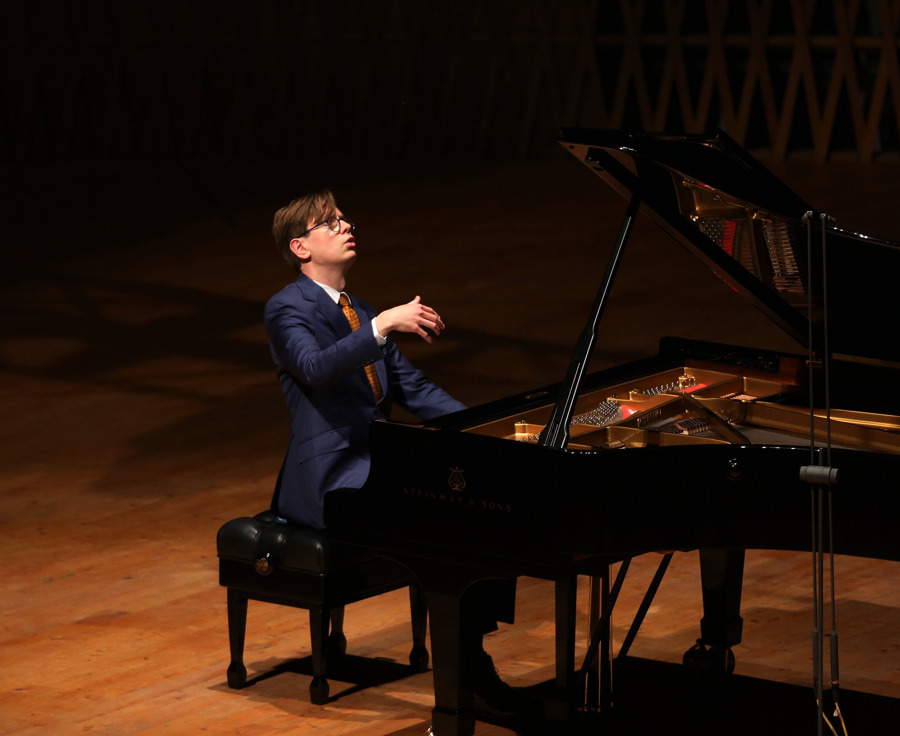 钢琴家奥拉夫松专访:一个人,一只行李箱,在全世界演96场《哥德堡