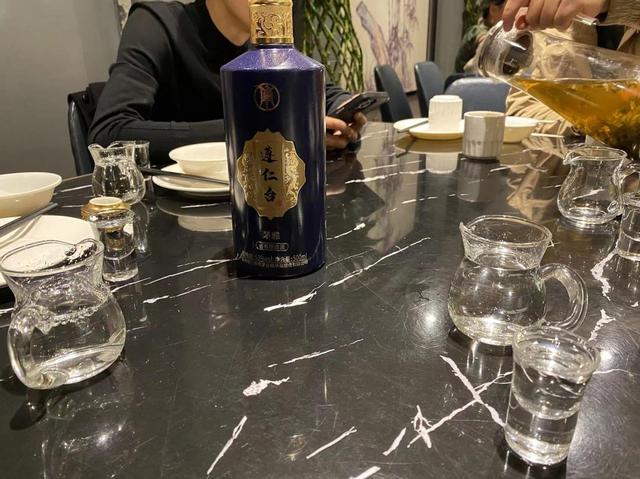 喝小郎酒图片大全图片