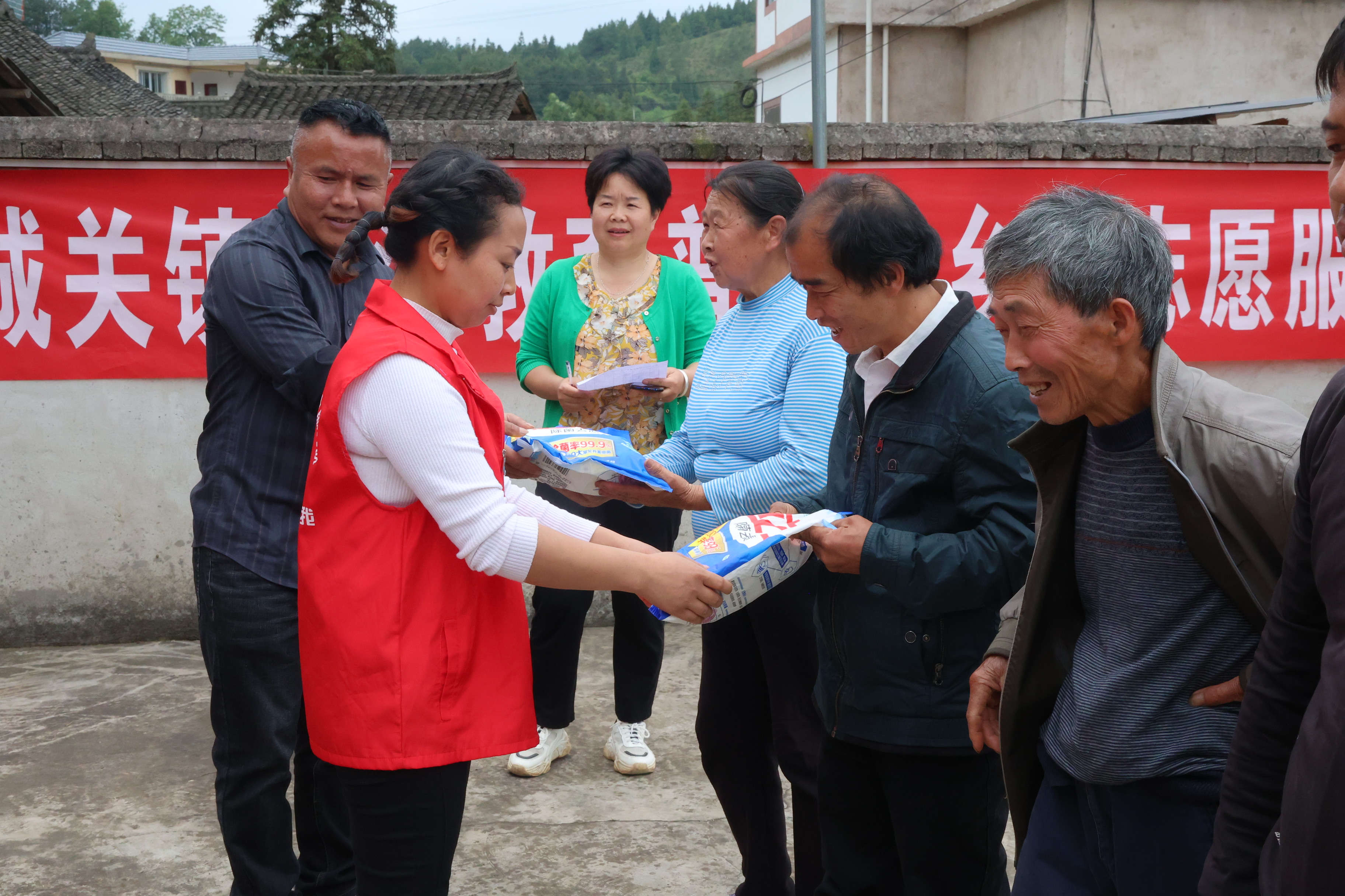 施秉县城关镇:"四大行动"见成效和美城乡入画来