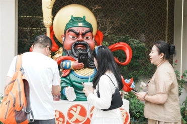 关公都连上网了 手机碰一下就能抽签 手办销量翻5倍