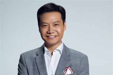 手机壁纸为雷军 是我偶像！脑瘫少年参观小米车间连叹太酷了：长大想来小米上班