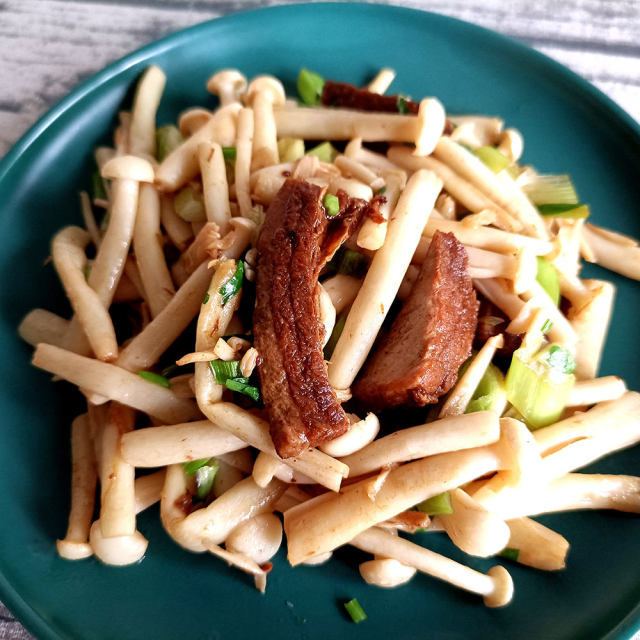 红烧回锅肉炒海鲜菇,简单快手,鲜香下饭