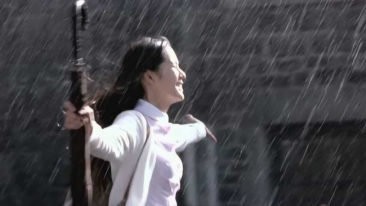 雨天没有伞的小孩,要奋力奔跑