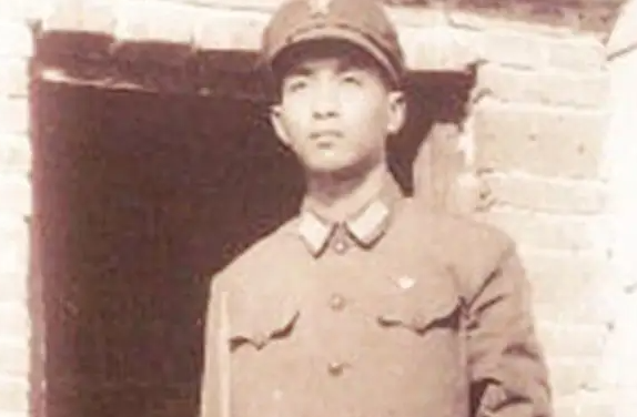 丁晓兵:用左手敬礼的将军,战斗中为保护战友,右臂被手榴弹炸断