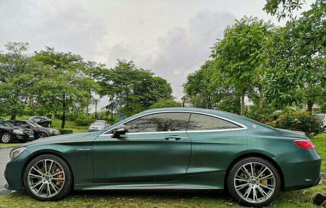 奔驰墨绿色轿车是哪款?