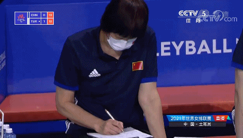 郎平肿着眼睛带队,网友看了心疼