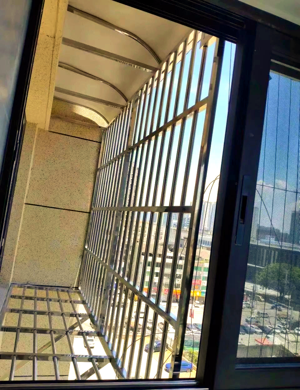 越来越多家庭选择新式阳台防盗窗,既美观又实用