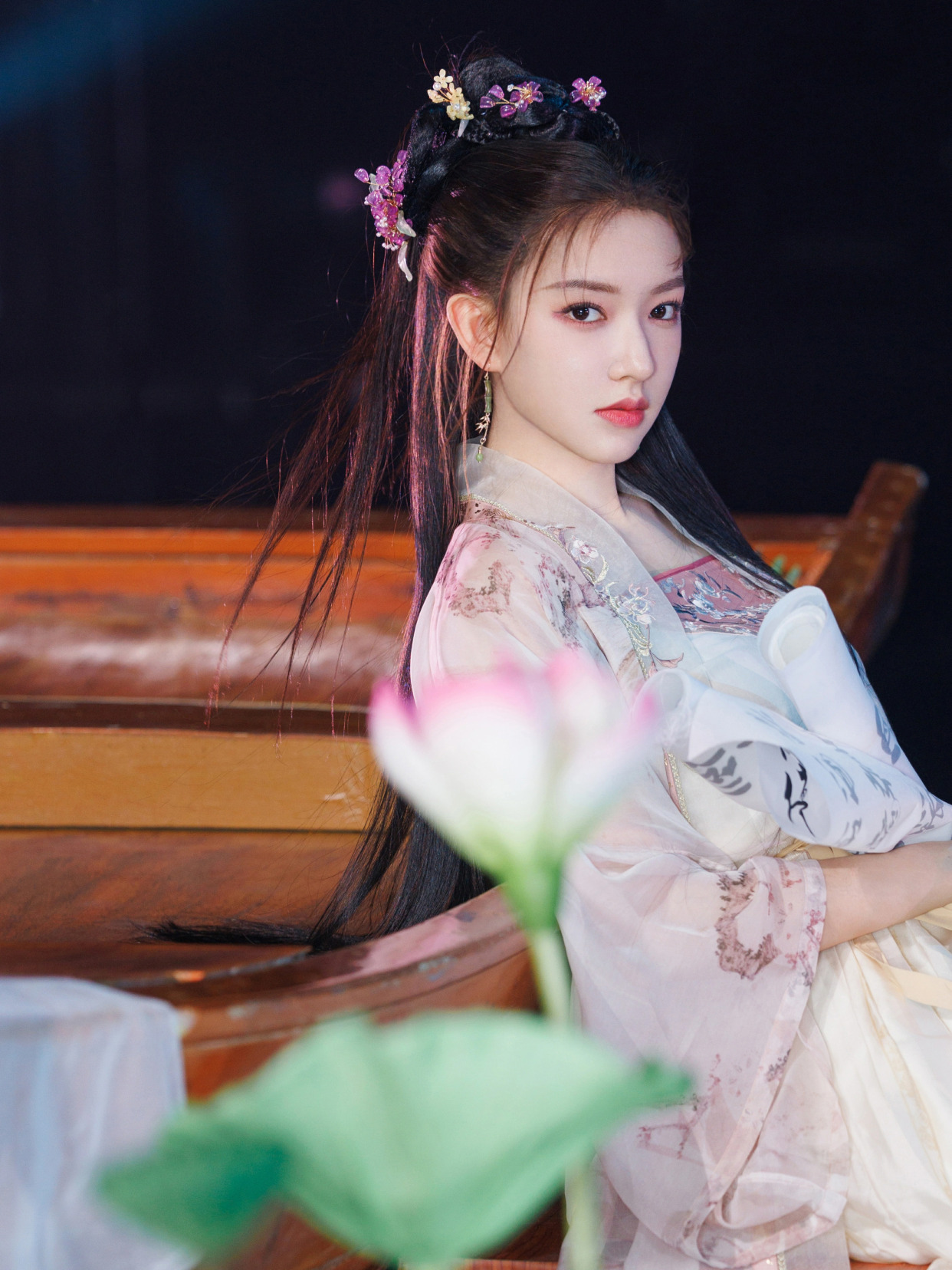 程潇穿粉色轻纱汉服裙演绎舞台剧 造型甜美 一颦一笑尽显温柔气质