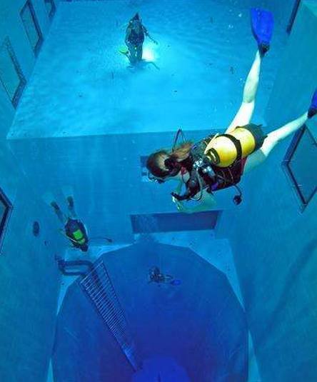 世界上最深的游泳池,看上去很美却很恐怖,深海恐惧症慎入