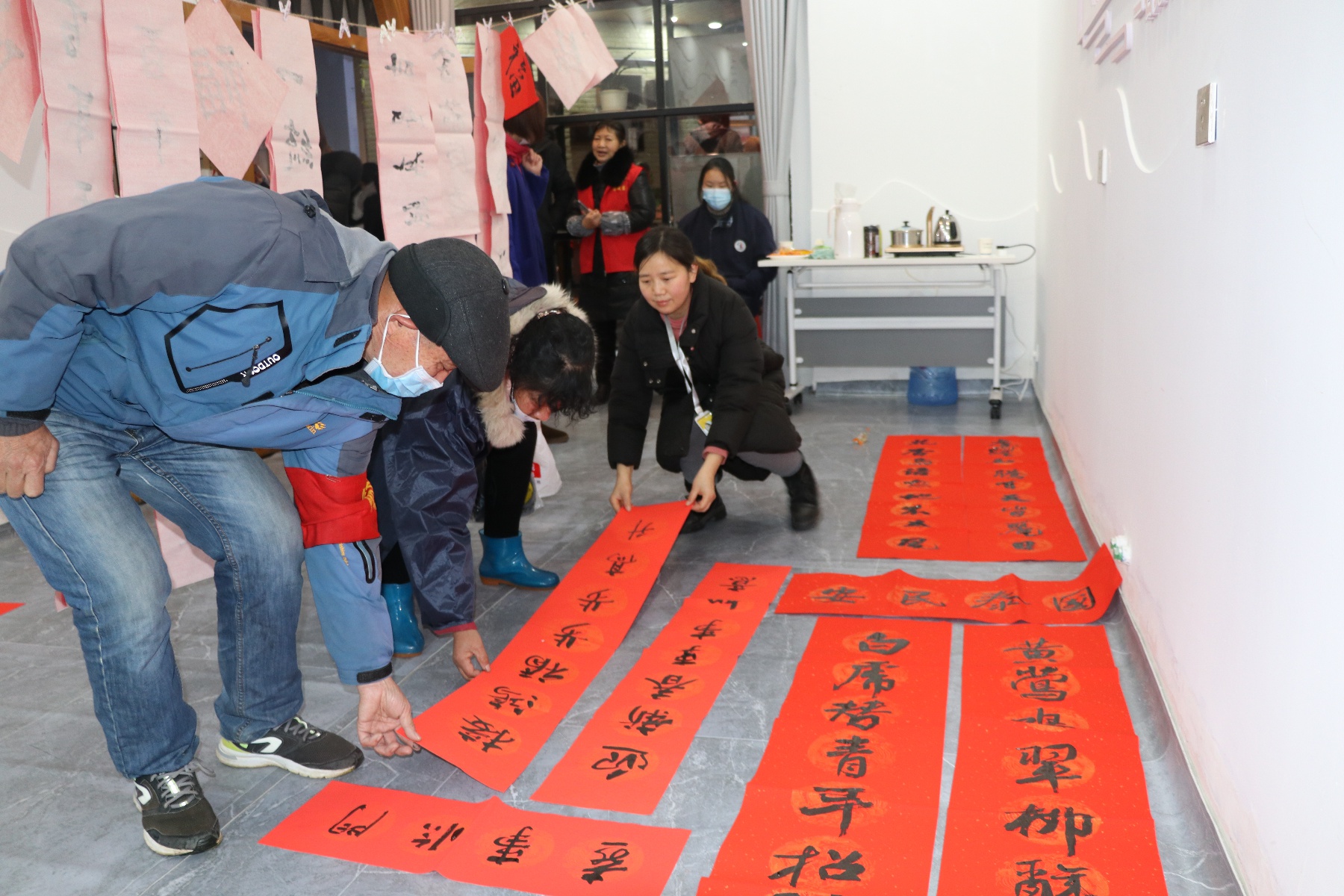 赠春联送祝福办实事书画家们提前给市民拜年啦