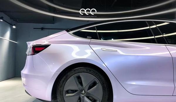 特斯拉model 3漫彩改色膜渐变亮面银幻紫,光泽感爆棚