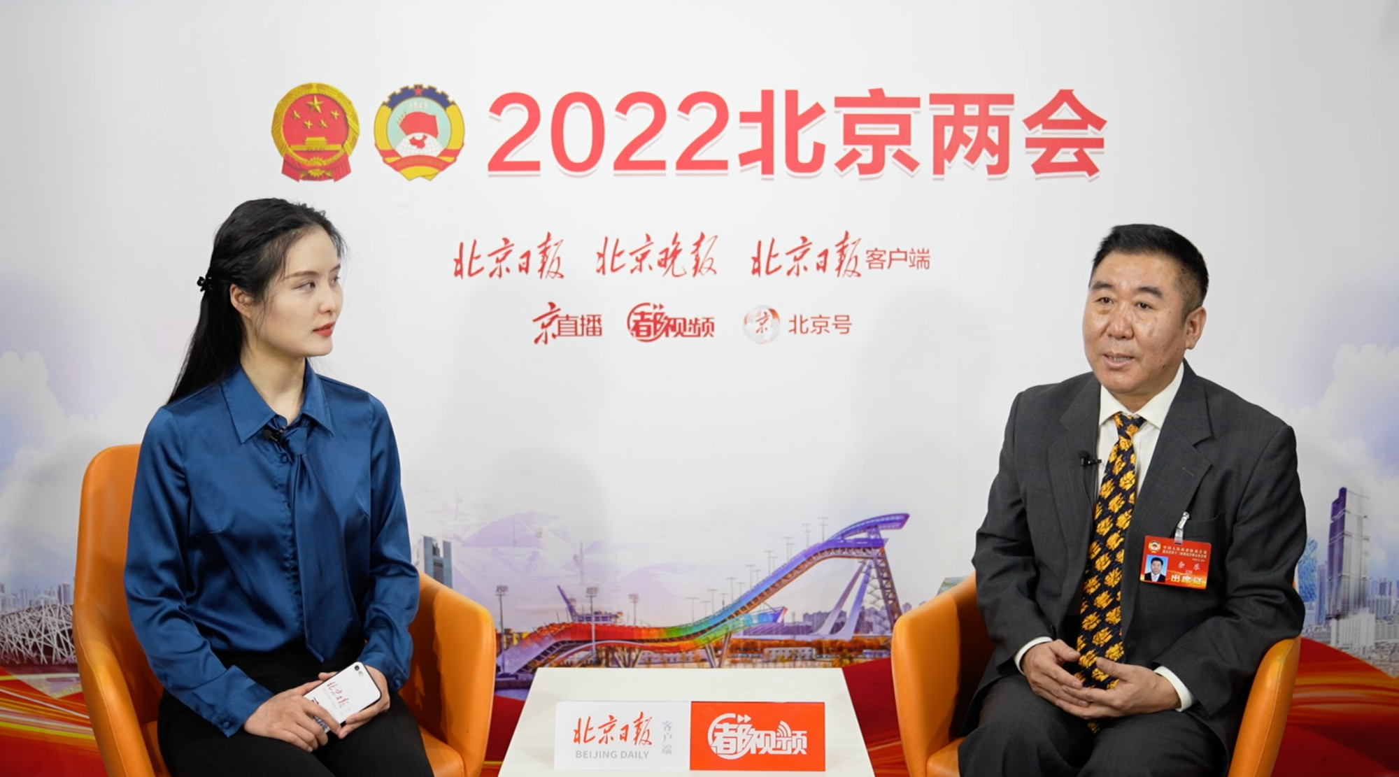 两会时间余乐委员推广刷脸进站地铁智慧安检新模式