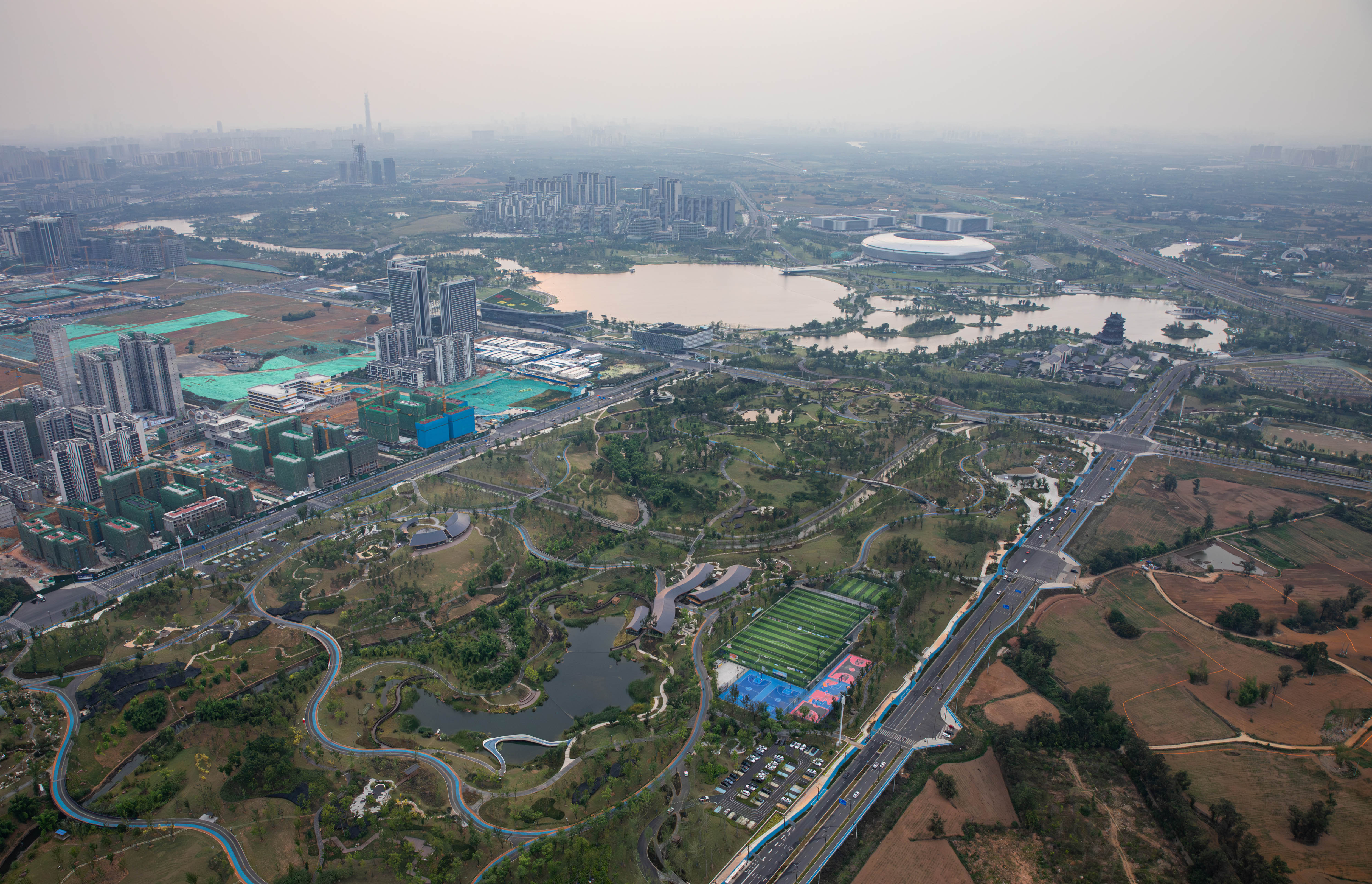 俯瞰成都大运会主场馆东安湖体育公园