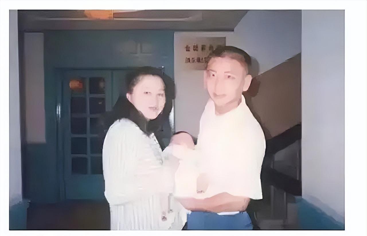 烈士王伟牺牲22年,妻子至今未改嫁,儿子继承遗志成海军军官!