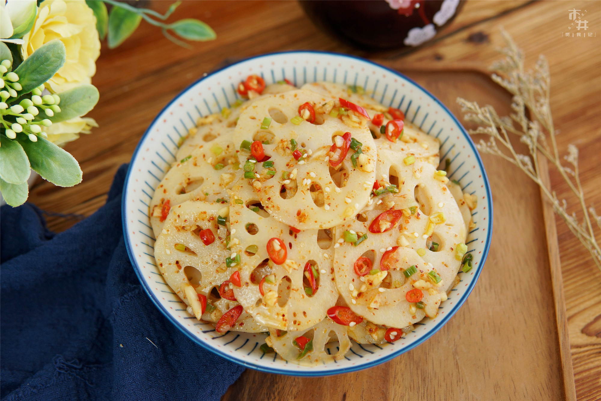 做凉拌莲藕,一放就发黑,学会小窍门,莲藕白净又爽脆