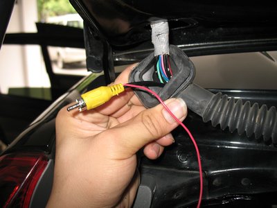 两根黄色线合并作为倒车影像的视频信号线,而红色线和棕色线则共同