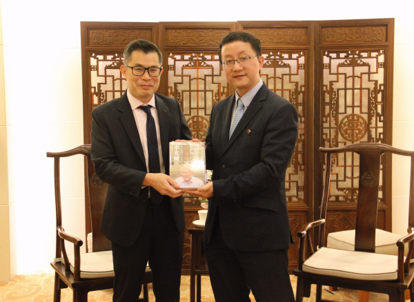 外交部亚洲司司长刘劲松会见新加坡新任驻华大使陈海泉