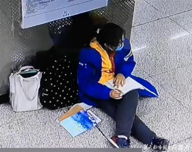 武汉地铁站内一女生坐在地上看书 站长做了这样一件事