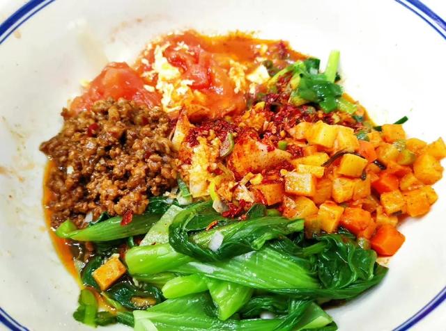 一大碗三合一油泼面,实在是又香又过瘾