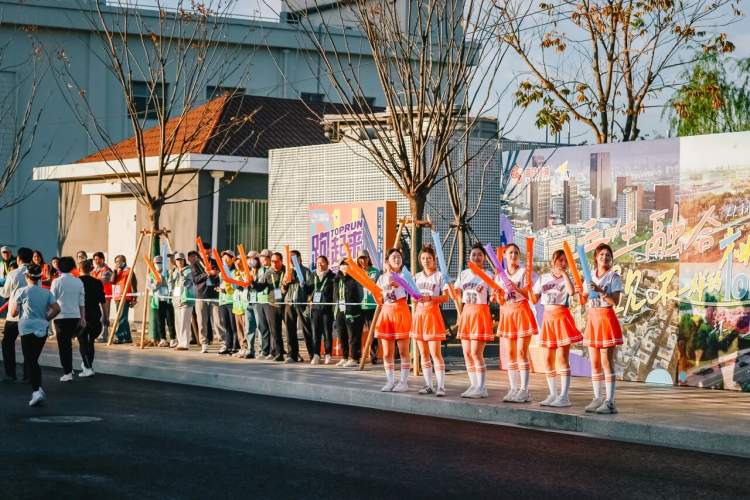 “2025toprun”10公里精英赛今日开跑 上海警方全力_2025新金环上海Top Run 10公里精英赛 桃浦镇赛事保障 志愿服务