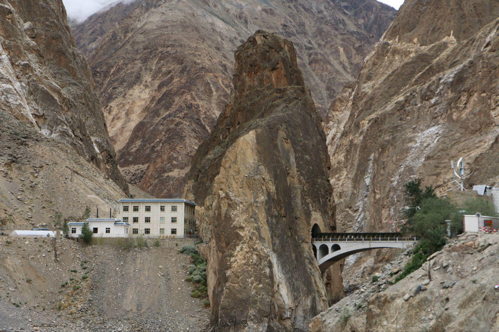 怒江大桥为何24小时专人看守,禁止游客拍照?属于"军事管理区"