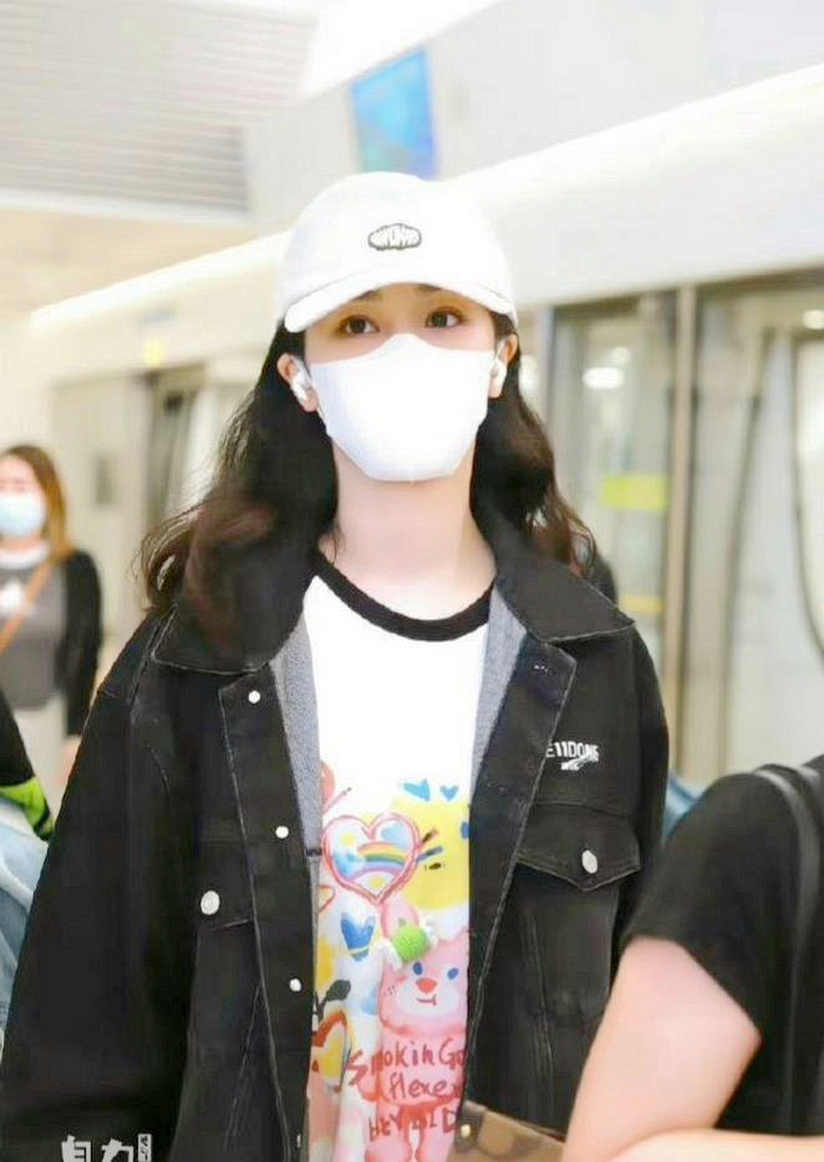 杨紫最新机场餐照出炉,隔着口罩美得挡不住!