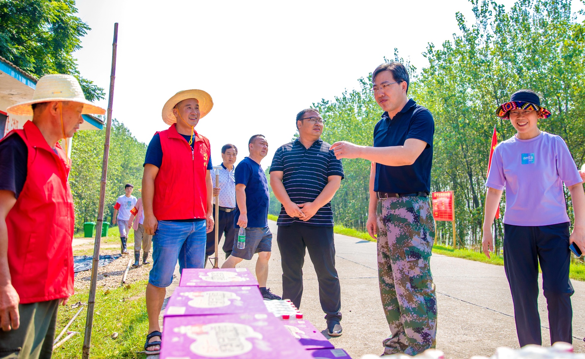 伍昌军看望慰问一线防汛人员