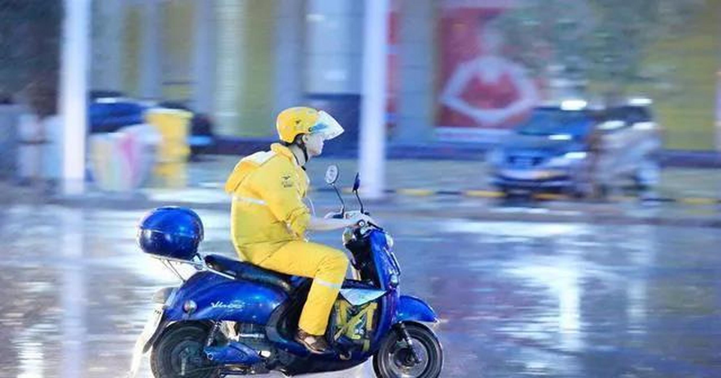 在电梯里碰到一个外卖员,一问,竟然是西安某名牌大学毕业的!