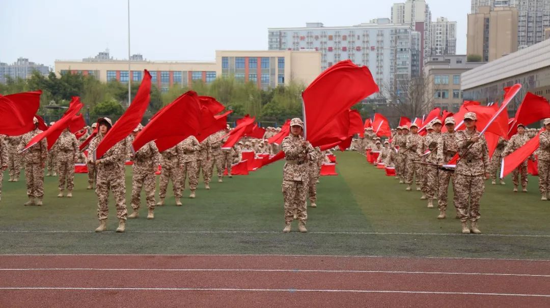 军训汇演银杏之光奔赴未来