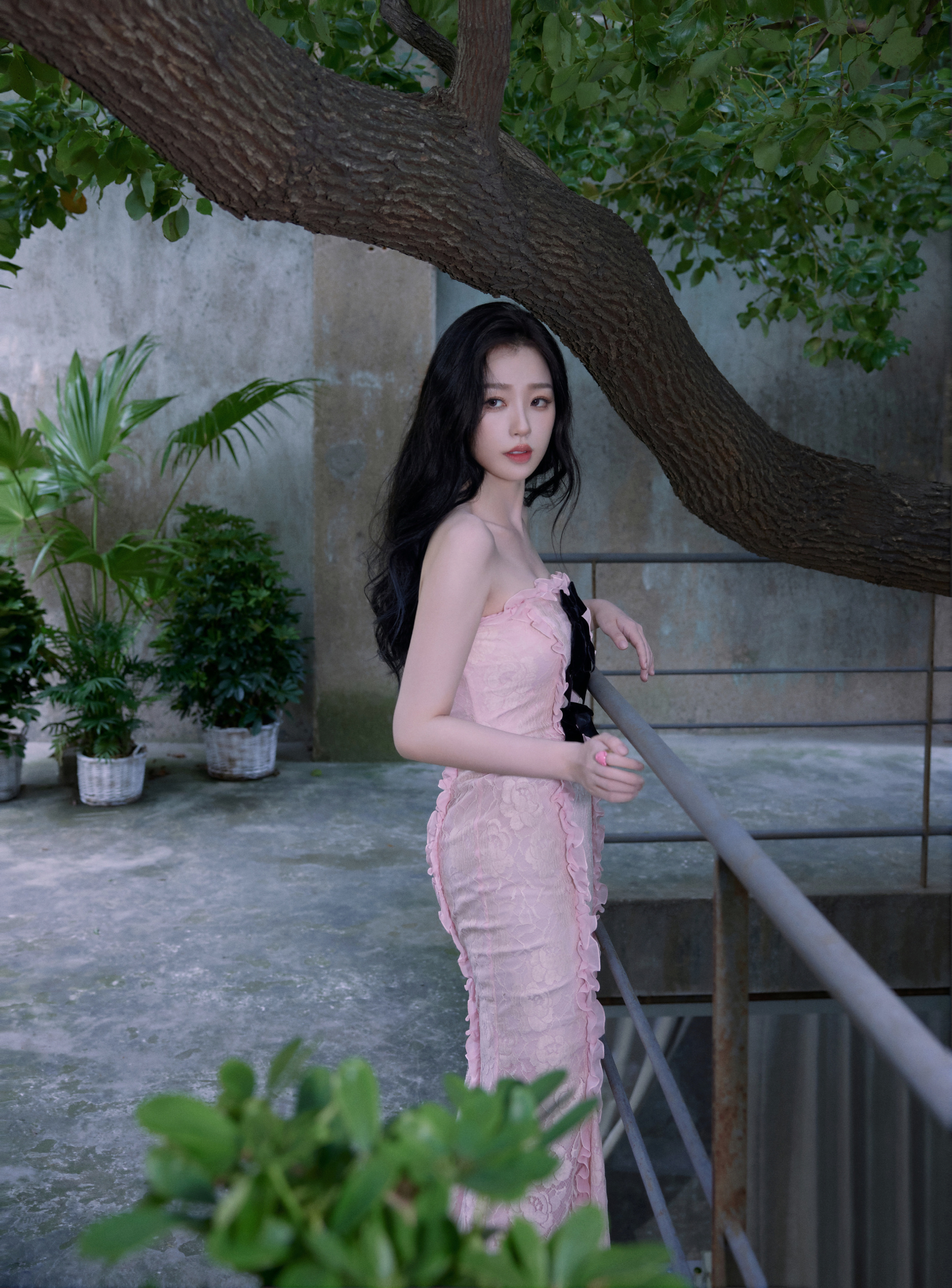 虞书欣穿粉色抹胸长裙 身材傲人凹凸有致 长发披肩柔美 甜美可人
