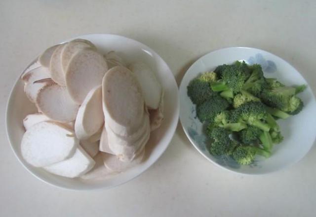 今天教大家一道营养美味的菜,鲍汁杏鲍菇