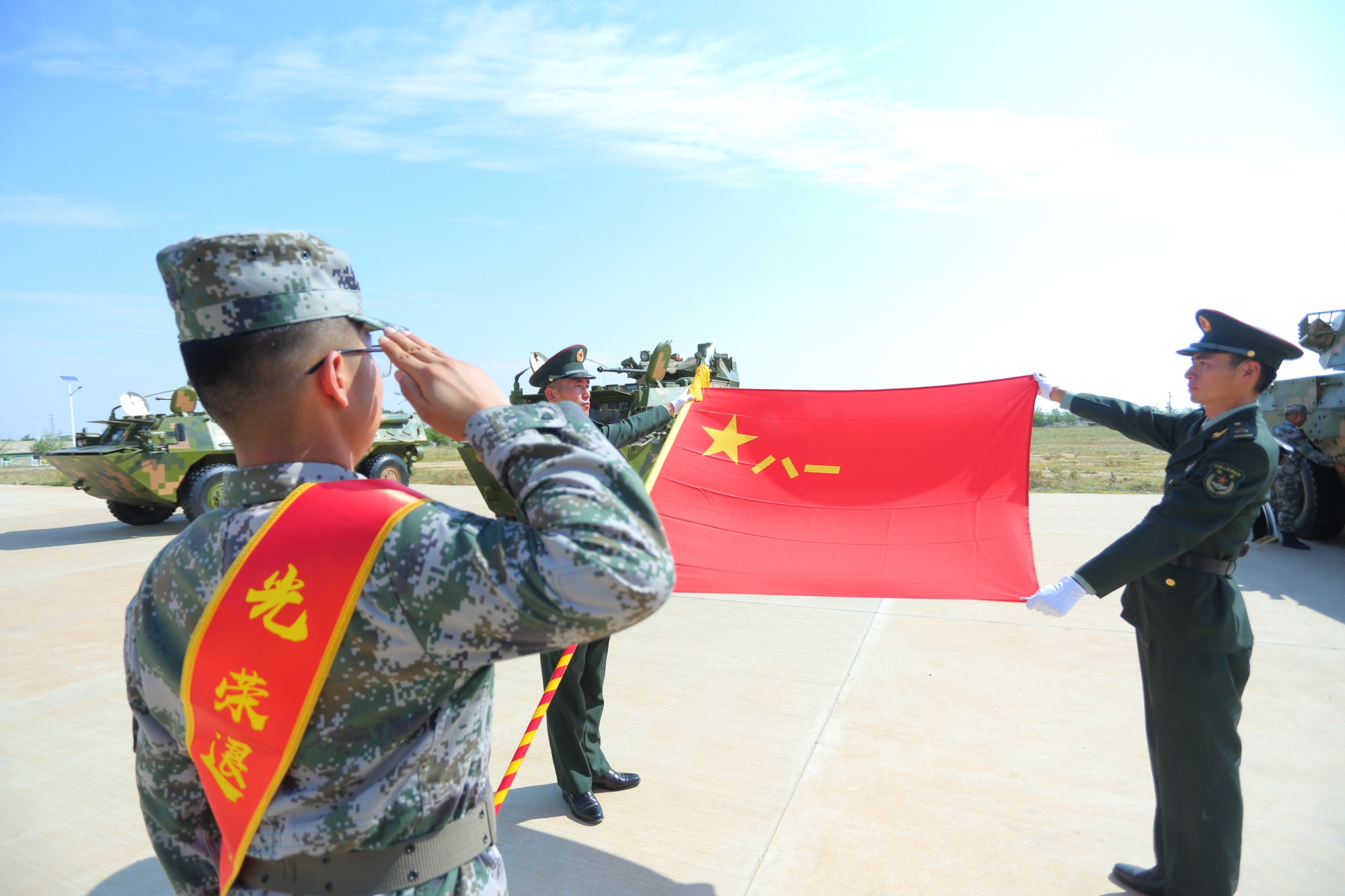 第81集团军某旅举行退役士兵向军旗战车告别仪式