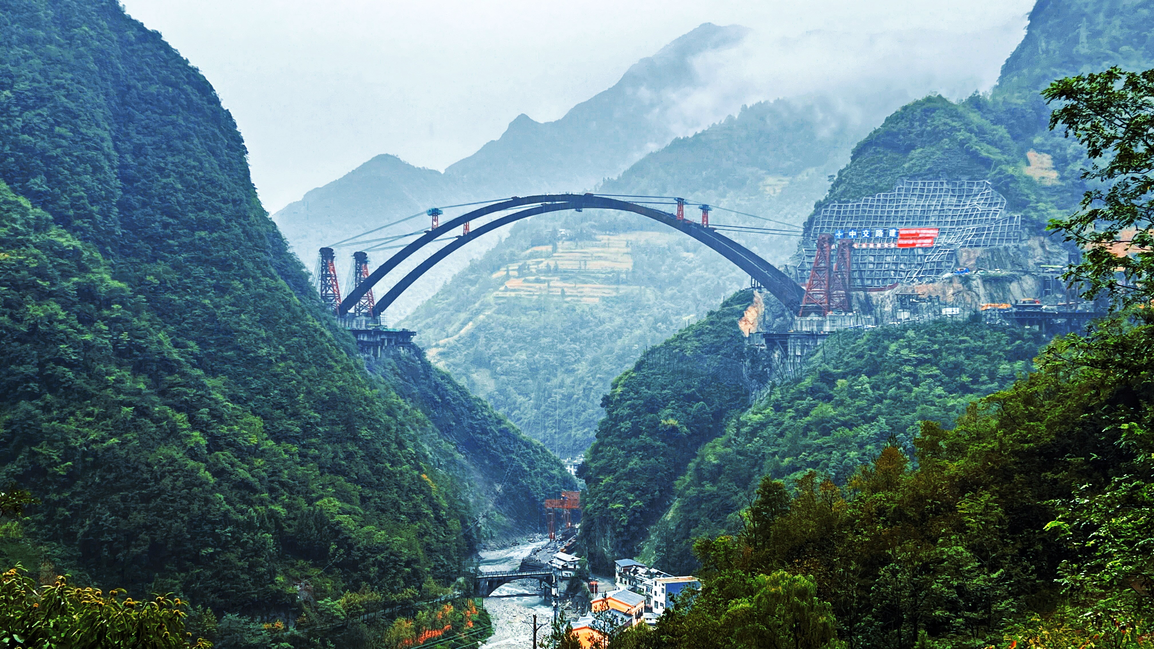 重庆城开高速蓼子特大桥,巴山之巅上演"空中芭蕾"