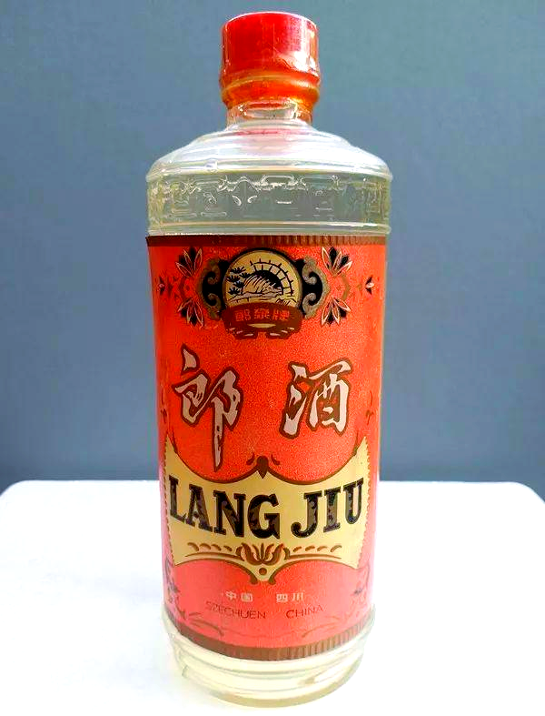 进入20世纪60至70年代,郎酒的外观特征也逐渐显现,主要以塑盖和红色酒