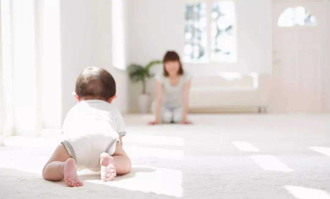 宝宝学走站立,不早于这个月龄,才是最健康的,新手父母快收藏